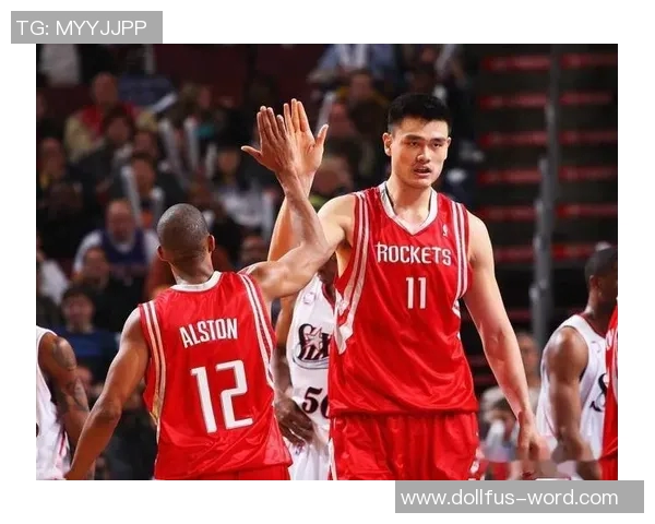 姚明在篮球场上的奔跑与盖帽瞬间展现运动员的力量与优雅 姚明在篮球场上的奔跑与盖帽瞬间展现运动员的力量与优雅